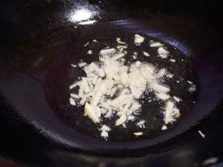 素炒三丝,锅内倒油烧热至6-7成时，下蒜米爆香锅