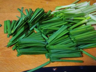 素炒三丝,韭菜摘去黄叶和较老的根茎，切成3-5厘米的段