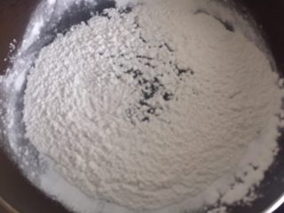 奥利奥蛋黄月饼（50克）,炒熟适量糯米粉，糯米粉可以多炒一点，放入袋中以后也可以用。