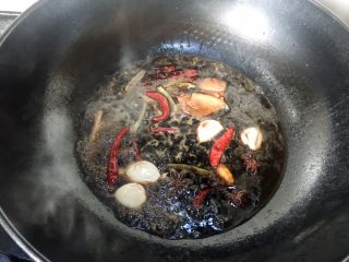 爽口“酱黄瓜”,加入水大火烧开、小火收汁
