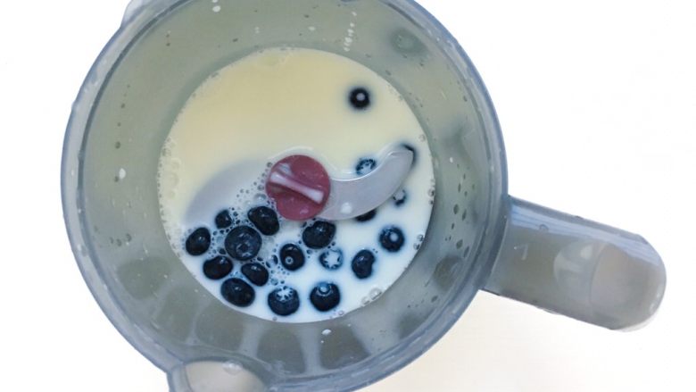 蓝莓奶香雪糕,食材处理一：配方奶和蓝莓一起放入辅食机打成汁 （可过滤可不过滤随自己喜好） 