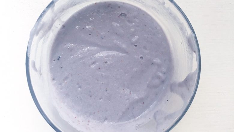 蓝莓奶香雪糕,搅拌均匀至顺滑的面糊