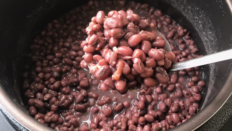自制红豆沙,时间到，煮好红豆此时的红豆已经破皮