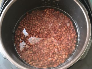自制红豆沙,倒进压力锅里，加水1300ml没过红豆大约2-3厘米即可