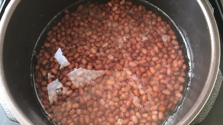 自制红豆沙,倒进压力锅里，加水1300ml没过红豆大约2-3厘米即可
