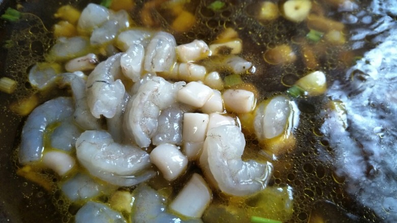 淋汁茄子,接着将虾仁和鱿鱼爪放入煮沸