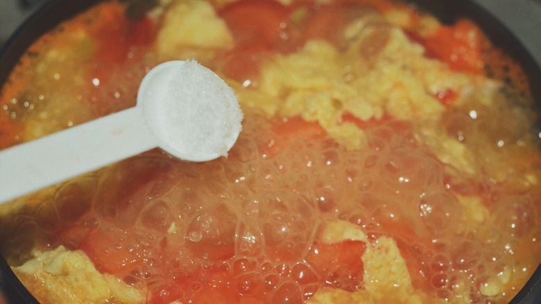 番茄鸡蛋汤,待锅中水开后再煮上3分钟，放入适量的盐与<a style='color:red;display:inline-block;' href='/shicai/ 720'>胡椒粉</a>，搅拌一下再煮上30秒就可起锅。