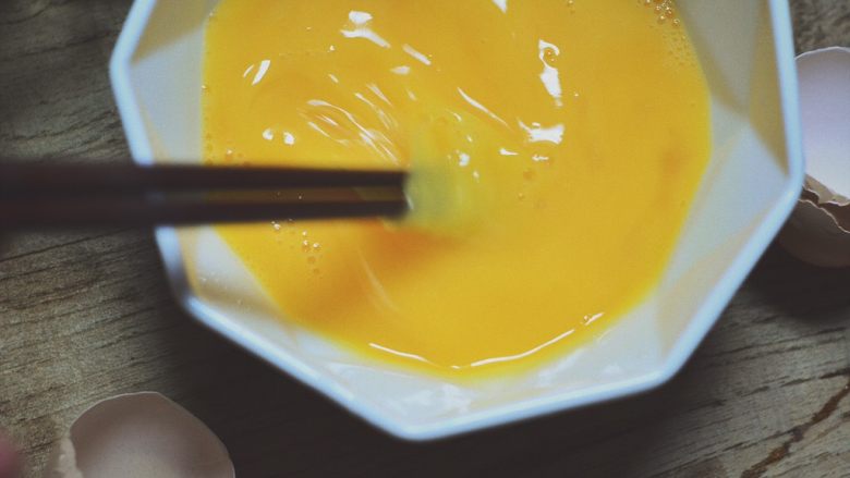 番茄鸡蛋汤,把鸡蛋与盐搅拌均匀待用。