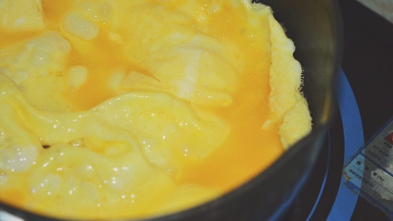 番茄鸡蛋汤,将鸡蛋液倒入锅中，煎至微焦。