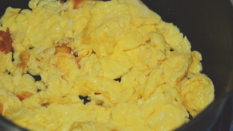 番茄鸡蛋汤,煎好的鸡蛋用锅铲切成一小块一小块。