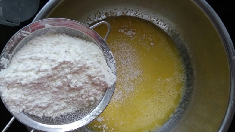 红枣戚风蛋糕,筛入120克低筋面粉翻拌均匀，不能划圈搅拌
