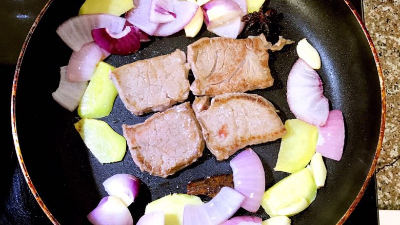 创意香煎牛排,用筷子翻转牛排，感受牛排的硬度来判断大致需要几成熟，差不多了就赶紧出锅