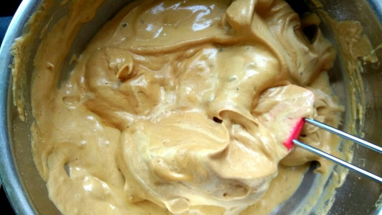 红枣戚风蛋糕,然后把翻拌好的蛋黄糊放入蛋白霜中翻拌均匀
