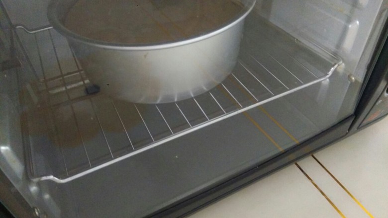红枣戚风蛋糕,放入预热好的烤箱，中下层，上下火，140度40分钟，然后再155度20分钟。烘烤时注意观察，温度随自家烤箱的不同情况随时调节