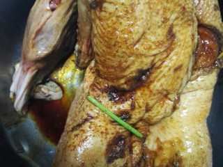 烤鸭,鸭表面倒上生抽、老抽、黄酒、盐、花椒粉进行腌制，铺好保鲜膜放入冰箱冷藏