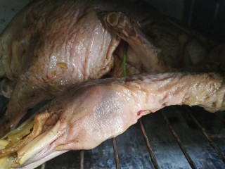 烤鸭,把整鸭放入烤箱180度上火烤50分钟左右，具体根据自家烤箱情况定