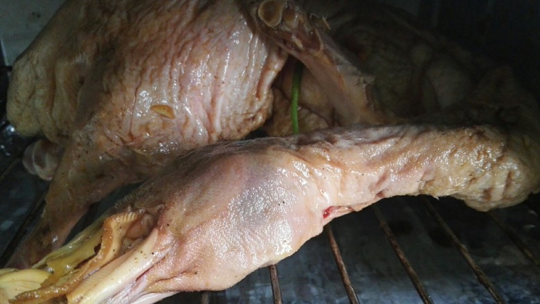 烤鸭,把整鸭放入烤箱180度上火烤50分钟左右，具体根据自家烤箱情况定