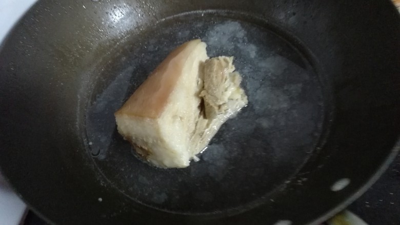 家常红烧肉,把五花肉放锅中煮熟，用筷子插进去不会流血水出来即可。