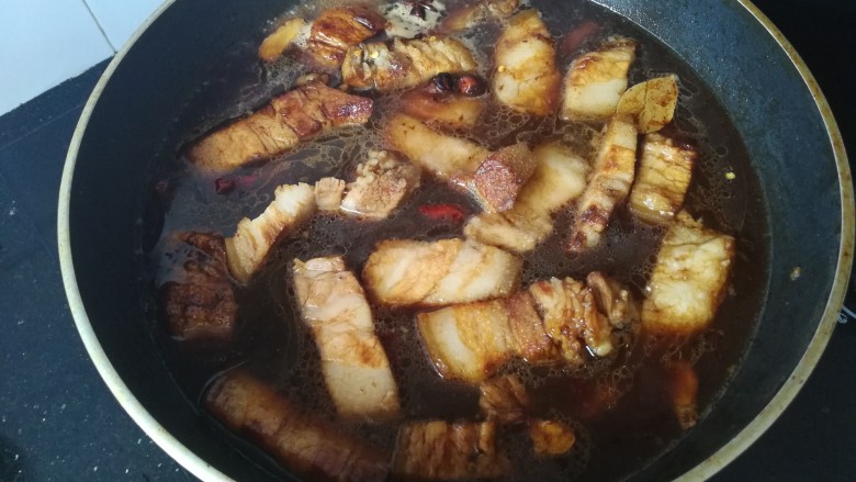 家常红烧肉,倒入跟肉齐平的水，加入适量盐。