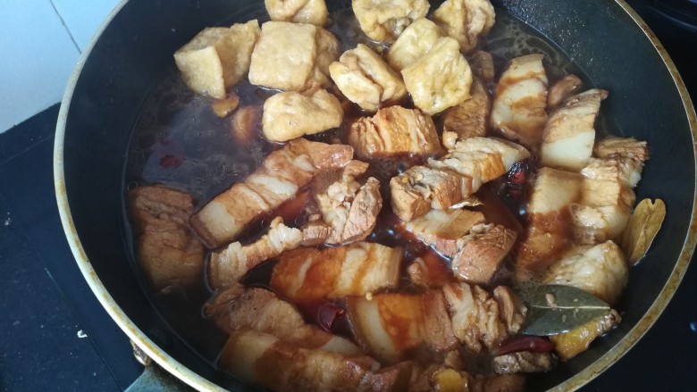 家常红烧肉,加入油豆腐翻匀。