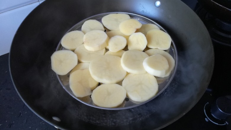 土豆虾球,把土豆放入锅中。