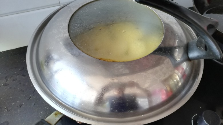 土豆虾球,盖上锅盖蒸熟。
