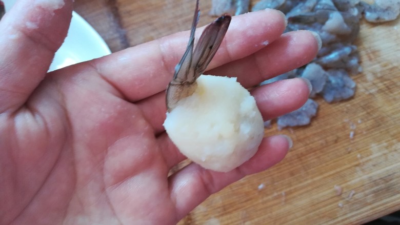 土豆虾球,用手把它捏圆，露出虾尾，做成虾球。