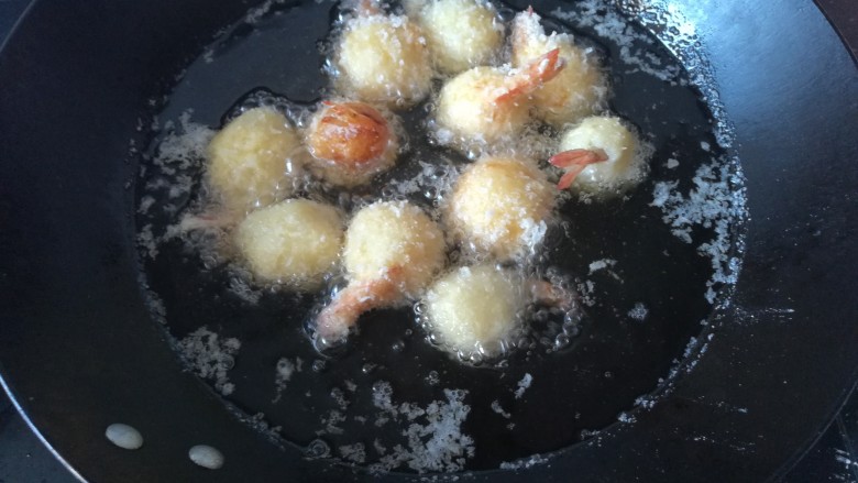 土豆虾球,炸至金黄色后捞出。