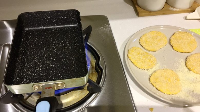🎃香酥南瓜饼🎃,开火，拿了做厚蛋烧的不粘小锅