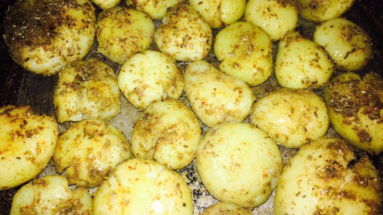 孜然椒盐小土豆,饼铛放油烧热将腌好的小土豆码放在饼铛内小火煎制