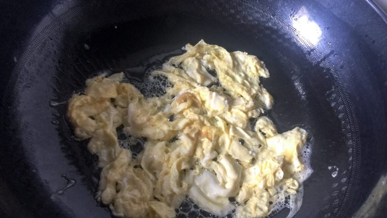 鲜美饼皮汤,热锅凉油、油温五成热的时候加入鸡蛋用筷子搅碎