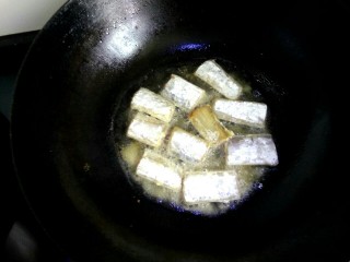 蒜苔溜鱼段,锅里放适量植物油，把带鱼放入小火煎炸