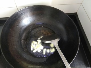 蒜苔溜鱼段,锅里放入适量植物油爆香姜蒜