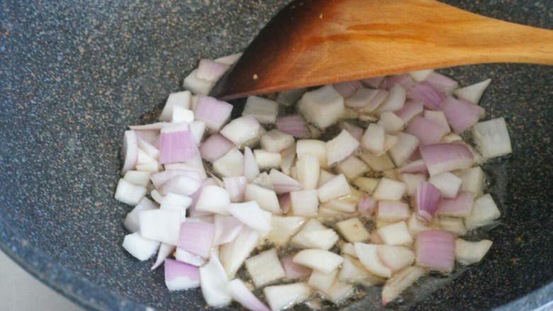 洋葱肉沫炒锅巴
,锅里再加少许色拉油烧热，加入洋葱粒大火翻炒。