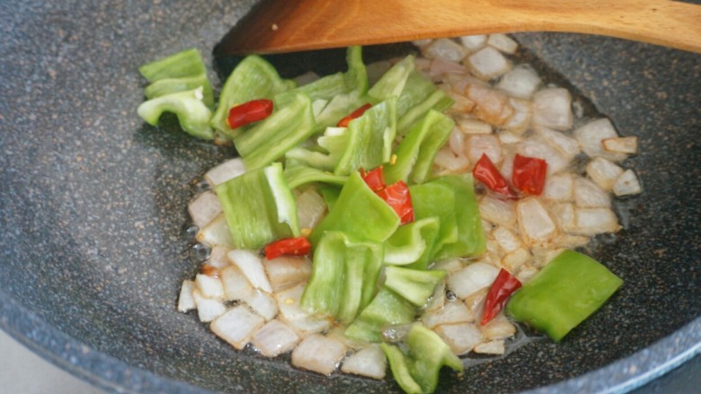洋葱肉沫炒锅巴
,炒到洋葱边缘金黄，加入青椒和小米椒翻炒半分钟。