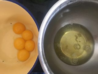 8寸中空戚风蛋糕,分离鸡蛋，放蛋白的盆必须无油无水，分离是蛋白中也不可有蛋黄混入！（鸡蛋要冷藏的，最好冷藏一夜，第二天拿出来做正好）