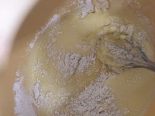 8寸中空戚风蛋糕,用打蛋器进行之字形搅拌，就是左右来回的搅拌！