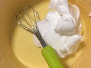 8寸中空戚风蛋糕,最后一个步骤就是混合蛋黄糊和蛋白，取三分之一的蛋白，放入蛋黄糊，用手动打蛋器或者刮刀，进行翻拌，切不可画圈会使蛋白消泡！动作要快且轻柔！