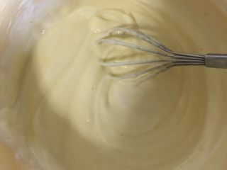 8寸中空戚风蛋糕,最后把蛋黄糊全部倒入蛋白盆里，进行翻拌！