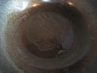 芝心土豆饼,锅中抹上少许油，全程小火