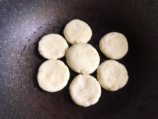 芝心土豆饼,放入土豆饼，煎好一面后翻面再继续煎，将土豆饼煎至两面金黄即可。