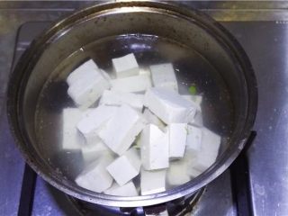 蕃茄豆腐煲,锅中做热水，将豆腐块放入焯烫一下捞出。