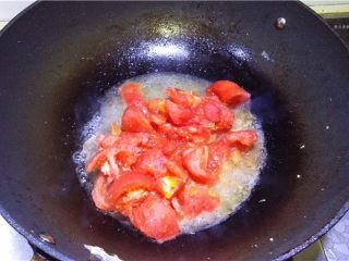 蕃茄豆腐煲,锅中放适量油，将蕃茄放入煸炒。