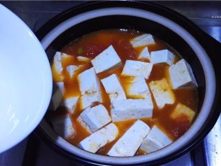 蕃茄豆腐煲,再加入适量的鸡汤。