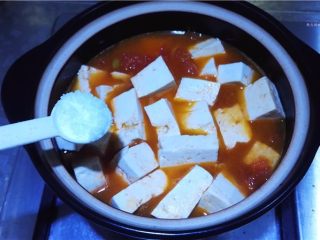 蕃茄豆腐煲,加入少许盐调味。