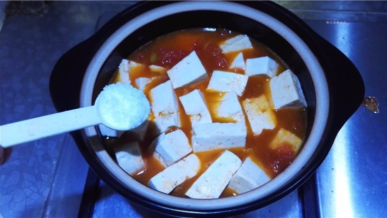 蕃茄豆腐煲,加入少许盐调味。