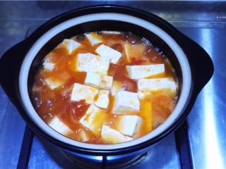 蕃茄豆腐煲,锅开后小火慢慢煲制。