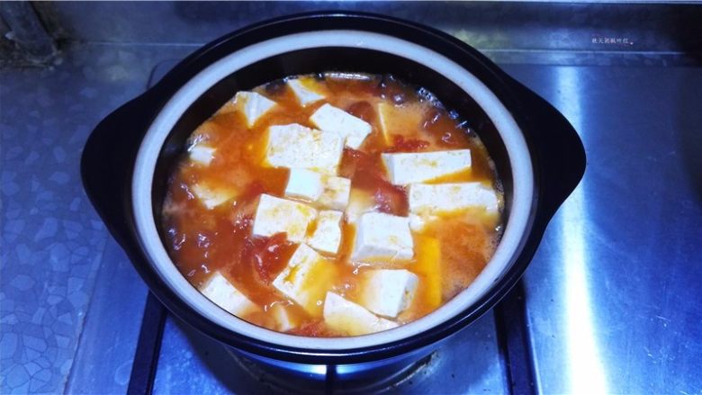 蕃茄豆腐煲,锅开后小火慢慢煲制。