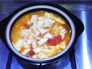 蕃茄豆腐煲,继续小火煲制，期间注意翻动，防止糊锅。