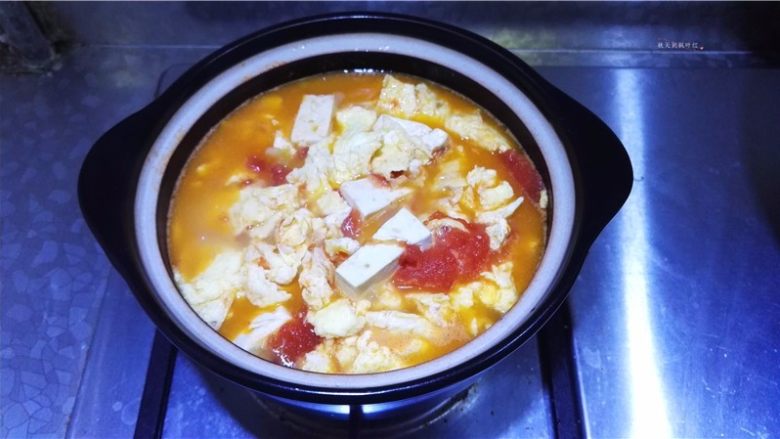 蕃茄豆腐煲,继续小火煲制，期间注意翻动，防止糊锅。